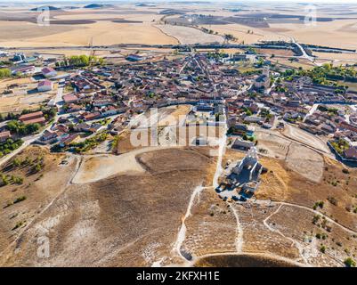 Veduta aerea del piccolo villaggio di Mota del Marqués nella provincia di Valladolid, come si vede dalle rovine del suo castello. Foto Stock