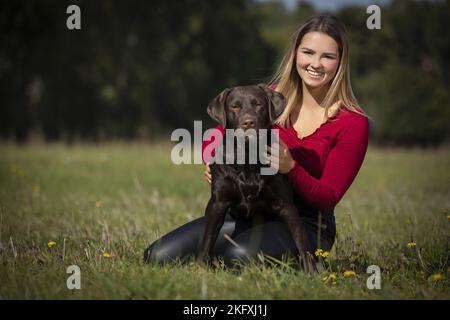 Donna con Labrador Retriever Foto Stock