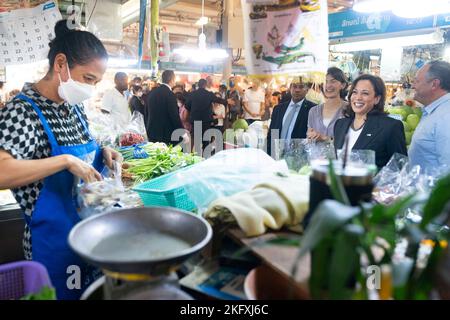 Bangkok, Thailandia. 20th Nov 2022. Il Vice Presidente degli Stati Uniti Kamala Harris, a destra, e il secondo Gentleman Doug Emhoff si fermano in una stalla all'aperto dopo il Vertice APEC, il 20 novembre 2022, a Bangkok, Thailandia. Il Vice Presidente ha attraversato il mercato tradizionale parlando con i negozianti e ha acquistato pasta di curry verde tailandese da portare a casa. Credit: Lawrence Jackson/White House Photo/Alamy Live News Foto Stock