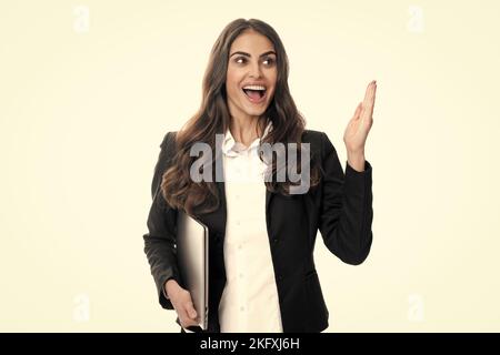 Ragazza allegra in piedi sopra la parete grigia con il computer portatile. Ritratto di bella, affascinante, elegante, intelligente donna con aperto laptop chattare Foto Stock