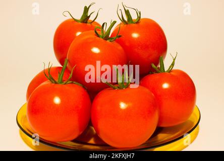 Succosa pomodori rossi 22.11.2022 Bialystok Polonia. Vista di pomodori rossi succosi su sfondo bianco. Foto Stock