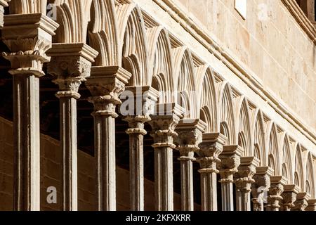 Filare intricate colonne in pietra intagliate archi edificio storico elementi architettonici dettagliati. Collonata di colonne Basilica de sant francesco mallorca Foto Stock