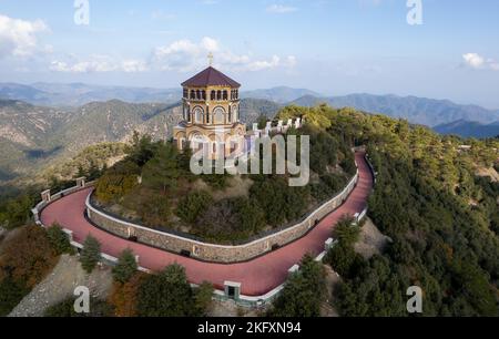 Drone aereo di throni di Panagia Kykkou tempio punto di riferimento a Cipro Europa. Foto Stock