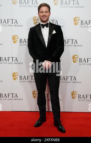 Nicholas Ralph arriva al BAFTA Scotland Awards al DoubleTree by Hilton Glasgow Central. Data immagine: Domenica 20 novembre 2022. Foto Stock