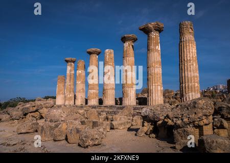 Rovine del Tempio di Eracle nella Valle dei Templi. Agrigento. Sicilia. Italia. Foto Stock