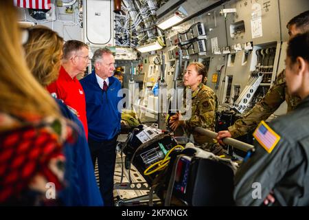 I membri della Camera di Commercio di Fairborn sono dati un giro del 13 ottobre di un C-17 Globemaster III assegnato alla 445th Ala dell'ascensore aereo alla base dell'aeronautica di Wright-Patterson, Ohio. Il tour WPAFB promuove un rapporto più forte tra l'installazione e la comunità locale. Foto Stock