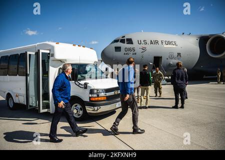 I membri della Fairborn Chamber of Commerce arrivano il 13 ottobre per un tour di un C-17 Globemaster III assegnato alla 445th Airlift Wing presso la base dell'aeronautica militare Wright-Patterson, Ohio. Il tour WPAFB promuove un rapporto più forte tra la base e la comunità locale. Foto Stock