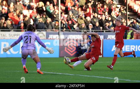 Katie Robinson di Brighton & Hove Albion Women ha bloccato il suo colpo da Gilly Flaherty di Liverpool Women durante la partita di Barclays Women's Super League BE Foto Stock