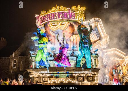 Uno spettacolare galleggiante illuminato (o 'cart' come sono conosciuti localmente) al carnevale annuale della città di Wells nel mese di novembre. Esso commemora la Gunpowder Plot del 1605. La processione si ripete in diverse città del West Country - Wells fa parte del Somerset County Guy Fawkes Carnival Association Circuit. il 2022 è stato il primo carnevale dopo due anni di annullamenti dovuti alla pandemia. Foto Stock