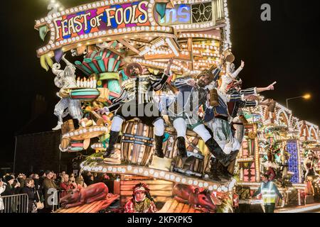 Uno spettacolare galleggiante illuminato (o 'cart' come sono conosciuti localmente) al carnevale annuale della città di Wells nel mese di novembre. Esso commemora la Gunpowder Plot del 1605. La processione si ripete in diverse città del West Country - Wells fa parte del Somerset County Guy Fawkes Carnival Association Circuit. il 2022 è stato il primo carnevale dopo due anni di annullamenti dovuti alla pandemia. Foto Stock