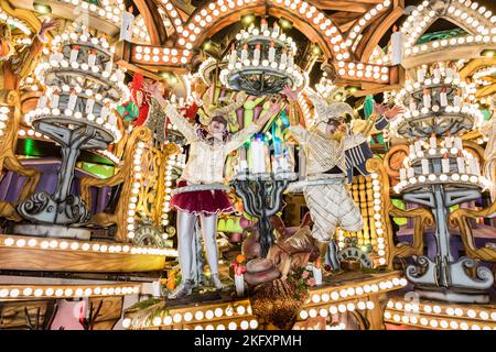 Uno spettacolare galleggiante illuminato (o 'cart' come sono conosciuti localmente) al carnevale annuale della città di Wells nel mese di novembre. Esso commemora la Gunpowder Plot del 1605. La processione si ripete in diverse città del West Country - Wells fa parte del Somerset County Guy Fawkes Carnival Association Circuit. il 2022 è stato il primo carnevale dopo due anni di annullamenti dovuti alla pandemia. Foto Stock