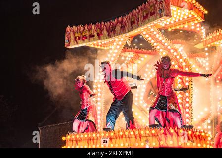 Uno spettacolare galleggiante illuminato (o 'cart' come sono conosciuti localmente) al carnevale annuale della città di Wells nel mese di novembre. Esso commemora la Gunpowder Plot del 1605. La processione si ripete in diverse città del West Country - Wells fa parte del Somerset County Guy Fawkes Carnival Association Circuit. il 2022 è stato il primo carnevale dopo due anni di annullamenti dovuti alla pandemia. Foto Stock