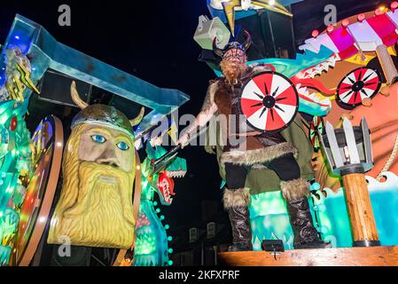 Uno spettacolare galleggiante illuminato (o 'cart' come sono conosciuti localmente) al carnevale annuale della città di Wells nel mese di novembre. Esso commemora la Gunpowder Plot del 1605. La processione si ripete in diverse città del West Country - Wells fa parte del Somerset County Guy Fawkes Carnival Association Circuit. il 2022 è stato il primo carnevale dopo due anni di annullamenti dovuti alla pandemia. Foto Stock