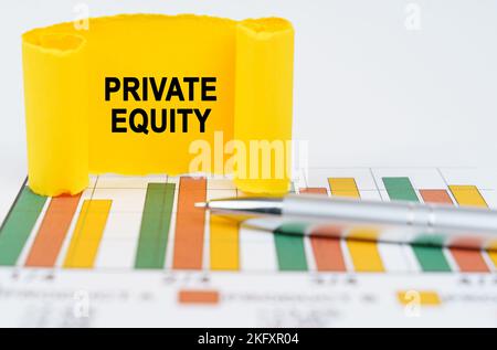 Concetto aziendale. Sui grafici di affari sono una penna ed una lastra di carta con l'iscrizione - Private Equity Foto Stock