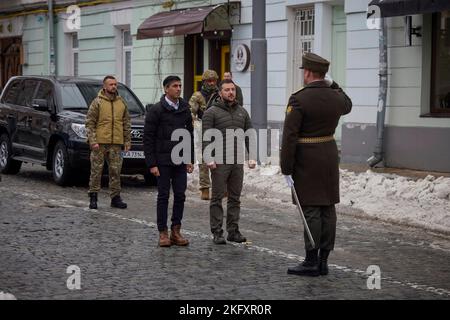 Kiev, Ucraina. 19th Nov 2022. Il presidente ucraino Volodymyr Zelenskyy, a destra, e il primo ministro britannico Rishi Sunak sono accolti dalle guardie d'onore al Muro della memoria vicino alla cattedrale di San Michele, 19 novembre 2022 a Kyiv, Ucraina. Sunak ha fatto una visita a sorpresa a Kiev innevata e ha promesso ulteriori armi antiaeree e altre tecnologie di difesa aerea. Credit: Presidenza Ucraina/Ufficio stampa presidenziale Ucraina/Alamy Live News Foto Stock