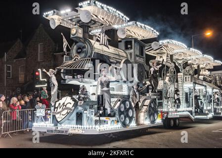 Uno spettacolare galleggiante illuminato (o 'cart' come sono conosciuti localmente) al carnevale annuale della città di Wells nel mese di novembre. Esso commemora la Gunpowder Plot del 1605. La processione si ripete in diverse città del West Country - Wells fa parte del Somerset County Guy Fawkes Carnival Association Circuit. il 2022 è stato il primo carnevale dopo due anni di annullamenti dovuti alla pandemia. Foto Stock