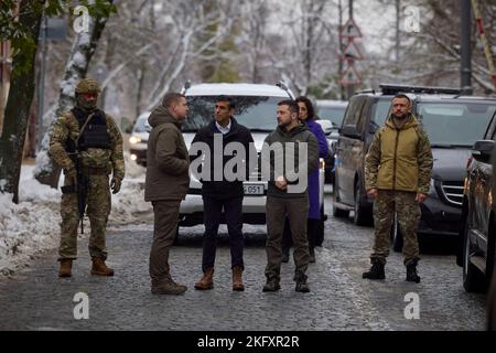 Kiev, Ucraina. 19th Nov 2022. Il presidente ucraino Volodymyr Zelenskyy, a destra, e il primo ministro britannico Rishi Sunak camminano insieme verso il Muro della memoria vicino alla cattedrale di San Michele, 19 novembre 2022 a Kyiv, Ucraina. Sunak ha fatto una visita a sorpresa a Kiev innevata e ha promesso ulteriori armi antiaeree e altre tecnologie di difesa aerea. Credit: Presidenza Ucraina/Ufficio stampa presidenziale Ucraina/Alamy Live News Foto Stock