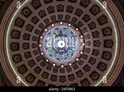 Soffitto e luci ornati a cupola nella sala City Chambers council, Edimburgo, Scozia, Regno Unito Foto Stock