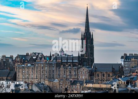 Vista sui tetti degli edifici storici di Royal Mile con la guglia Hub al crepuscolo, Edimburgo, Scozia, Regno Unito Foto Stock