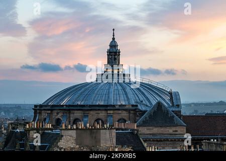 Vista sui tetti della cupola della McEwan Hall durante il colorato tramonto rosa, Edimburgo, Scozia, Regno Unito Foto Stock