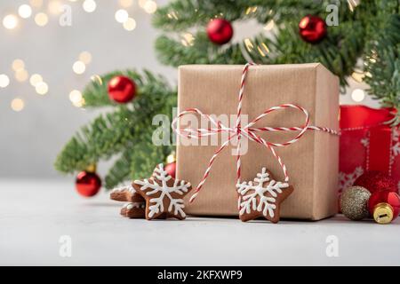 Confezioni regalo di Natale. Carta artigianale e nastro rosso Foto Stock