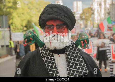 Diverse centinaia di iraniani e i loro sostenitori hanno manifestato sabato 19 novembre a Madrid, in Spagna, contro i cosiddetti massacri da parte delle autorità iraniane dopo la morte di Mahsa Amini in custodia della polizia morale. I manifestanti hanno camminato lungo la Gran Vía, una delle strade principali della città, gridando "per le donne iraniane, per la giustizia in Iran!”, "Donna, vita, libertà” e alcuni slogan contro il governo spagnolo, che alcuni vogliono interrompere le relazioni diplomatiche con l'Iran. Almeno 342 persone sono state uccise nelle forze di sicurezza iraniane da quando sono iniziate le proteste due mesi fa, secondo quanto affermato Foto Stock