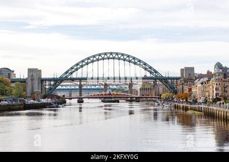 Tyne Bridge attraverso il fiume Tyne tra Gateshead e Newcastle, Inghilterra, Regno Unito. Foto Stock