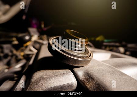 Tappo dell'olio motore sul coperchio del motore dell'auto Foto Stock