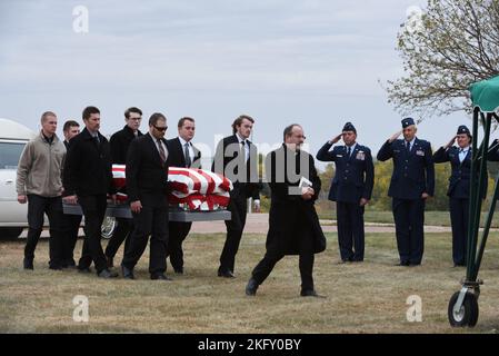 I membri della Guardia Nazionale aerea dell'Iowa salutano come una bara drappeggiato da una bandiera passa davanti ai funerali dell'ex comandante del 185th, Warren G.“Bud” Nelson, al Memorial Park Cemetery di Sioux City, Iowa, il 14 ottobre 2022. Nelson è stato l'ultimo veterano della seconda guerra mondiale a servire come comandante 185th quando si ritirò nel 1980, è passato questa settimana di distanza all'età di 97 anni. U.S. Air National Guard foto Senior Master Sgt. Vincent De Groot 185th ARW Wing PA Foto Stock