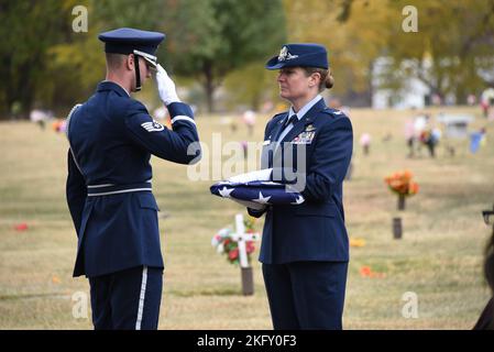 Un membro della Guardia d'onore dell'Ala per il rifornimento aereo del 185th presenta una bandiera statunitense al comandante dell'Ala per il rifornimento aereo del 185th, Sonya Morrison, al funerale dell'ex comandante del 185th, Warren G.“Bud” Nelson, al Memorial Park Cemetery di Sioux City, il 14 ottobre 2022. Nelson è stato l'ultimo veterano della seconda guerra mondiale a servire come comandante dell'unità della Guardia nazionale aerea dell'Iowa quando si è ritirato nel 1980, è morto questa settimana all'età di 97 anni. U.S. Air National Guard foto Senior Master Sgt. Vincent De Groot 185th ARW Wing PA Foto Stock