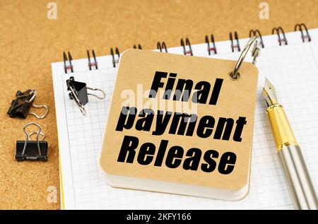 Economia e business concept. Sul tavolo c'è una penna e un quaderno con l'iscrizione -pagamento finale Release Foto Stock