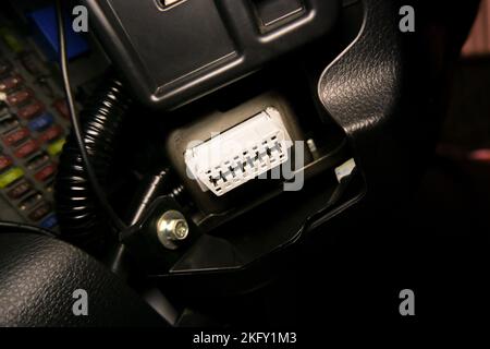 Porta OBD2 per la diagnostica elettronica del veicolo sotto il cruscotto dell'auto Foto Stock