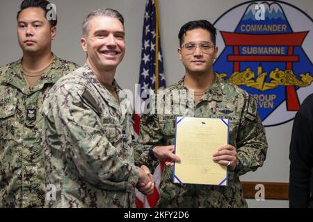 YOKOSUKA, Giappone (14 ottobre 2022) Sonar Technician Submarines 2nd Class Alejandro Bermudez è premiato Junior Sailor del quartiere da Capt Jeff Bierley, Capo di Stato maggiore, Comandante, Submarine Group 7 (CSG-7), 14 ottobre 2022.. CSG-7 dirige forze in grado di combattere e schierate in avanti in tutto lo spettro delle guerre sottomarine nel Pacifico occidentale, nell'Oceano Indiano e nel Mar Arabico. Foto Stock