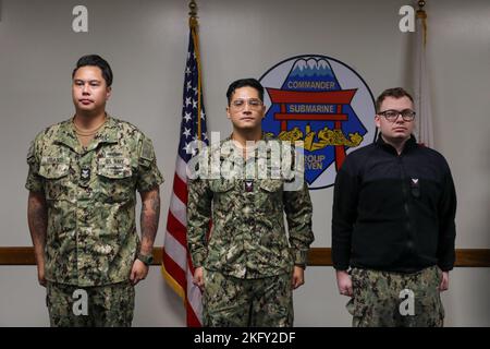 YOKOSUKA, Giappone (14 ottobre 2022) da sinistra a destra, Intelligence Specialist 1st Classe Ronald Velasco, Sonar Technician Submarines 2nd Classe Alejandro Bermudez, e Information Systems Technician 3rd Classe Cade Welsh sono premiati Sailor del quartiere, Junior Sailor del quartiere, E Blue Jacket of the Quarter, rispettivamente, a Commander, Submarine Group 7 (CSG-7), 14 ottobre 2022.. CSG-7 dirige forze in grado di combattere e schierate in avanti in tutto lo spettro delle guerre sottomarine nel Pacifico occidentale, nell'Oceano Indiano e nel Mar Arabico. Foto Stock