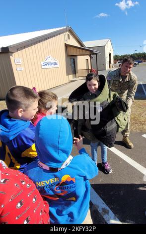 Più di 40 studenti di quinta classe della Gouverneur Middle School hanno incontrato un team di specialisti EOD (Explosive Ornance Disposal) dal 14 ottobre al di fuori della Fort Drum STARBASE Academy per una dimostrazione di carriera STEM. I soldati con la 760th Ordnance Company, una delle due aziende EOD di stanza a Fort Drum, hanno spiegato come sono addestrati per rilevare, disarmare e smaltire le munizioni esplosive. Successivamente, gli studenti hanno esplorato in prima persona l'enorme veicolo di trasporto in cui sono arrivati i soldati e i robot che utilizzano nelle missioni. (Foto di Mike Strasser, Fort Drum Garrison Public Affairs) Foto Stock