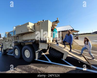 Più di 40 studenti di quinta classe della Gouverneur Middle School hanno incontrato un team di specialisti EOD (Explosive Ornance Disposal) dal 14 ottobre al di fuori della Fort Drum STARBASE Academy per una dimostrazione di carriera STEM. I soldati con la 760th Ordnance Company, una delle due aziende EOD di stanza a Fort Drum, hanno spiegato come sono addestrati per rilevare, disarmare e smaltire le munizioni esplosive. Successivamente, gli studenti hanno esplorato in prima persona l'enorme veicolo di trasporto in cui sono arrivati i soldati e i robot che utilizzano nelle missioni. (Foto di Mike Strasser, Fort Drum Garrison Public Affairs) Foto Stock