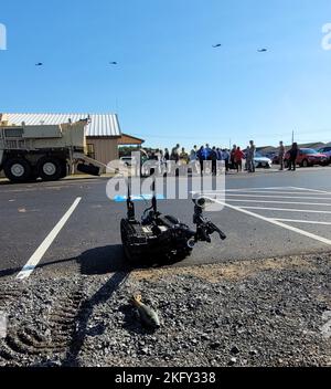 Più di 40 studenti di quinta classe della Gouverneur Middle School hanno incontrato un team di specialisti EOD (Explosive Ornance Disposal) dal 14 ottobre al di fuori della Fort Drum STARBASE Academy per una dimostrazione di carriera STEM. I soldati con la 760th Ordnance Company, una delle due aziende EOD di stanza a Fort Drum, hanno spiegato come sono addestrati per rilevare, disarmare e smaltire le munizioni esplosive. Successivamente, gli studenti hanno esplorato in prima persona l'enorme veicolo di trasporto in cui sono arrivati i soldati e i robot che utilizzano nelle missioni. (Foto di Mike Strasser, Fort Drum Garrison Public Affairs) Foto Stock