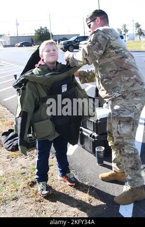 Più di 40 studenti di quinta classe della Gouverneur Middle School hanno incontrato un team di specialisti EOD (Explosive Ornance Disposal) dal 14 ottobre al di fuori della Fort Drum STARBASE Academy per una dimostrazione di carriera STEM. I soldati con la 760th Ordnance Company, una delle due aziende EOD di stanza a Fort Drum, hanno spiegato come sono addestrati per rilevare, disarmare e smaltire le munizioni esplosive. Successivamente, gli studenti hanno esplorato in prima persona l'enorme veicolo di trasporto in cui sono arrivati i soldati e i robot che utilizzano nelle missioni. (Foto di Mike Strasser, Fort Drum Garrison Public Affairs) Foto Stock