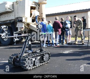 Più di 40 studenti di quinta classe della Gouverneur Middle School hanno incontrato un team di specialisti EOD (Explosive Ornance Disposal) dal 14 ottobre al di fuori della Fort Drum STARBASE Academy per una dimostrazione di carriera STEM. I soldati con la 760th Ordnance Company, una delle due aziende EOD di stanza a Fort Drum, hanno spiegato come sono addestrati per rilevare, disarmare e smaltire le munizioni esplosive. Successivamente, gli studenti hanno esplorato in prima persona l'enorme veicolo di trasporto in cui sono arrivati i soldati e i robot che utilizzano nelle missioni. (Foto di Mike Strasser, Fort Drum Garrison Public Affairs) Foto Stock