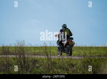 Ruggine coperta carcassa di un relitto abbandonato arrugginito British Centurion principale serbatoio di battaglia nel pomeriggio luce del sole Foto Stock