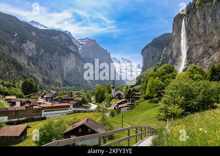 Vista panoramica della città di Lauterbrunnen, nel Cantone di Berna, nelle Alpi svizzere. Le cascate di Staubbach sono visibili sulla destra. Foto Stock