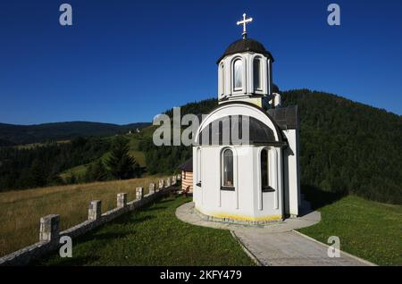 Piccola chiesa bianca nella montagna vicino a Sjenica in Serbia Foto Stock