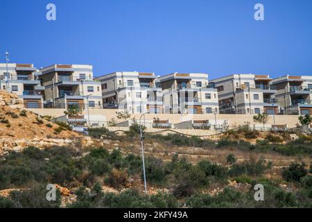 Salfit, Palestina. 20th Nov 2022. Una vista di nuovi edifici nell'insediamento ebraico di Bruchin, vicino al villaggio di Bruqin, ad ovest di Salfit, nella Cisgiordania occupata. (Foto di Nasser Ishtayeh/SOPA Images/Sipa USA) Credit: Sipa USA/Alamy Live News Foto Stock