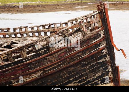 Una grande, vecchia, naufragata barca di legno, in bacino a secco, che mostra i putrefoli di legno, noci e bulloni e metallo come è lentamente disintigraente Foto Stock