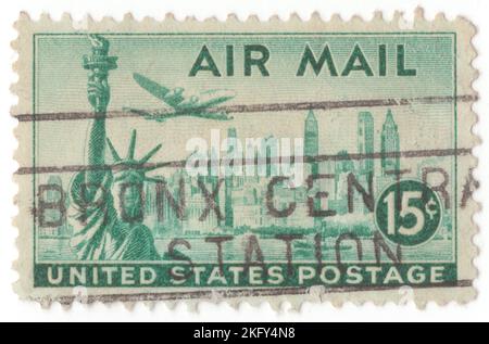 USA - 1947: Un francobollo Air Post blu-verde brillante da 15 centesimi raffigurante la Statua della libertà e lo skyline di New York. Per il pagamento anticipato di affrancatura su tutto il materiale spedibile via posta aerea. Colossale scultura neoclassica su Liberty Island nel porto di New York a New York City, negli Stati Uniti. La statua in rame, dono del popolo francese, è stata progettata dallo scultore francese Frédéric Auguste Bartholdi e la sua struttura metallica è stata costruita da Gustave Eiffel. La statua è stata dedicata il 28 ottobre 1886. La statua è una figura di Libertas, una dea romana della libertà Foto Stock