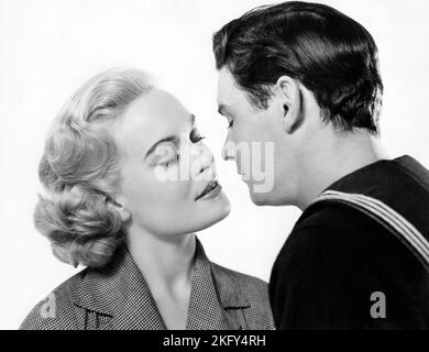Shirley Eaton, Ronald Lewis, on-set of the British Film, 'Sailor Beware!', U.S. Title: 'Panic in the Parlor, Independent Film Distributors, 1956 Foto Stock