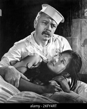 Richard Attenborough, Emmanuelle Arsan, on-set of the Film, 'i ciottoli di sabbia', 20th Century-Fox, 1966 Foto Stock