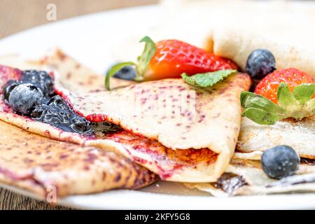 pancake con frutta e marmellata per colazione e come dessert Foto Stock