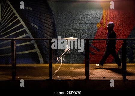 Mosca, Russia. 20th novembre 2022 Un giovane cammina lungo un passaggio pedonale sotterraneo nel centro di Mosca. Russia Foto Stock