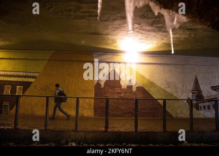 Mosca, Russia. 20th novembre, 2022 persone camminano lungo un passaggio pedonale sotterraneo nel centro di Mosca. Russia Foto Stock